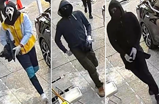 美国三名蒙面男子抢劫商店：持突击步枪作案警方公布现场画面
