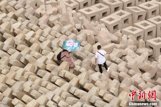 重庆江滩露出大量消浪石 仿若“俄罗斯方块”_腾讯新闻