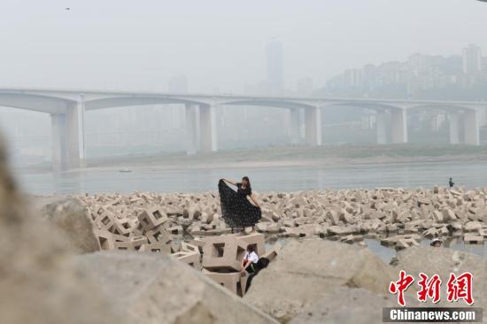 重庆江滩露出大量消浪石 仿若“俄罗斯方块”_腾讯新闻