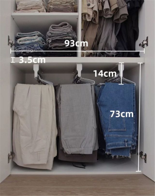 提前在衣柜内留出空间,裤架高度,宽度根据要挂放的衣服或裤子来定.