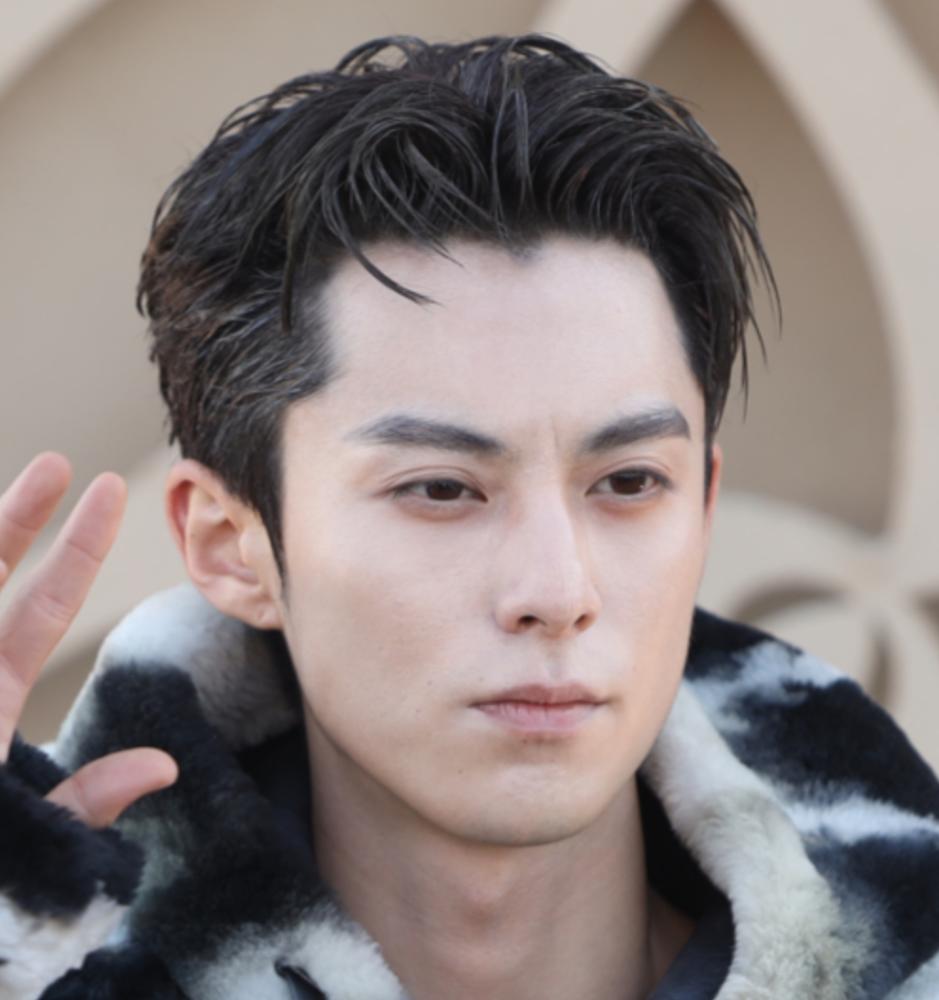 前面说到王鹤棣坐在沙滩上都还在做头发造型,显然,精心折腾的发型也扛