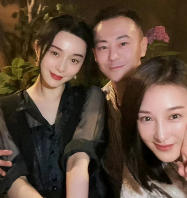 范冰冰与《爱情宝典》剧组聚餐,与乐珈彤李解欢乐合照