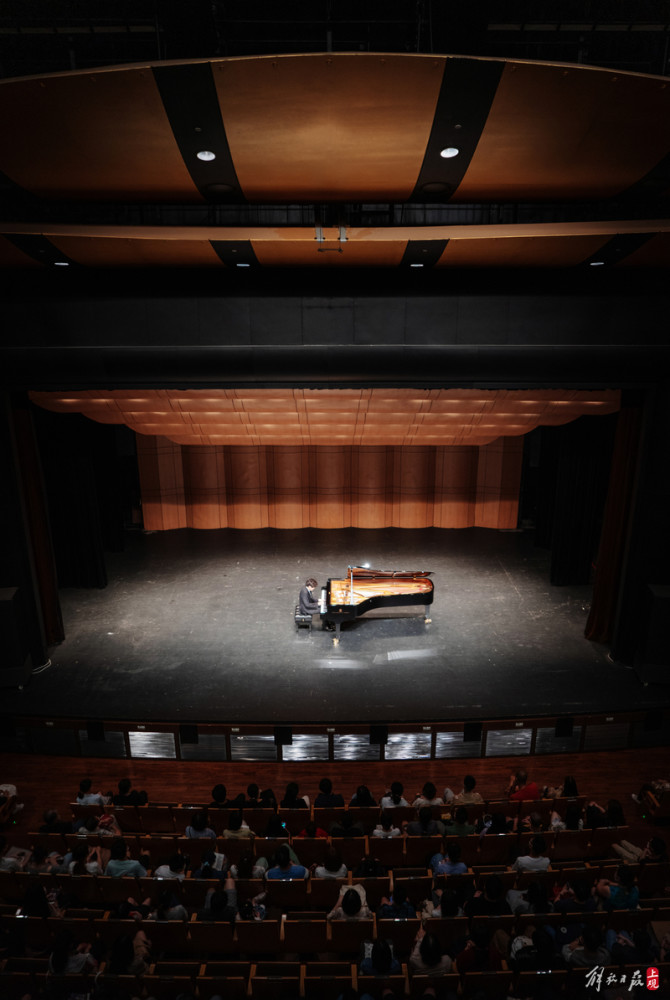 在他们成长的过程中,大剧院提供的这个舞台,会让他们与上海的观众