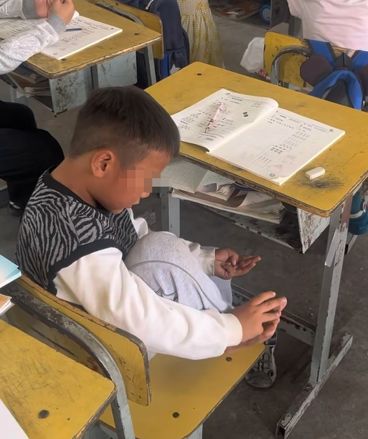 安徽一年级小孩脱鞋用脚算术后不忘穿鞋,网友:下一道题继续脱吗