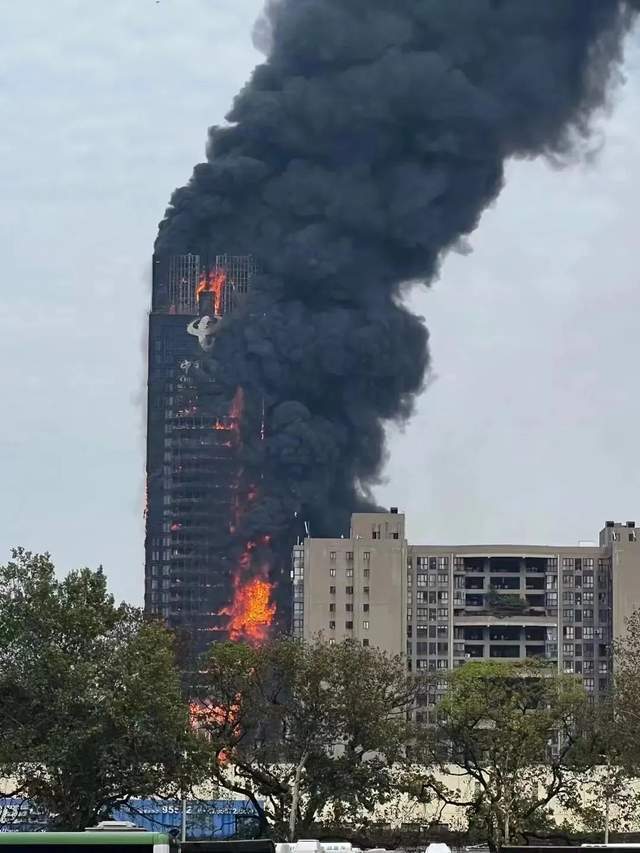 长沙电信大楼发生火灾，亲历者：逃出约十分钟，火就烧到了高层