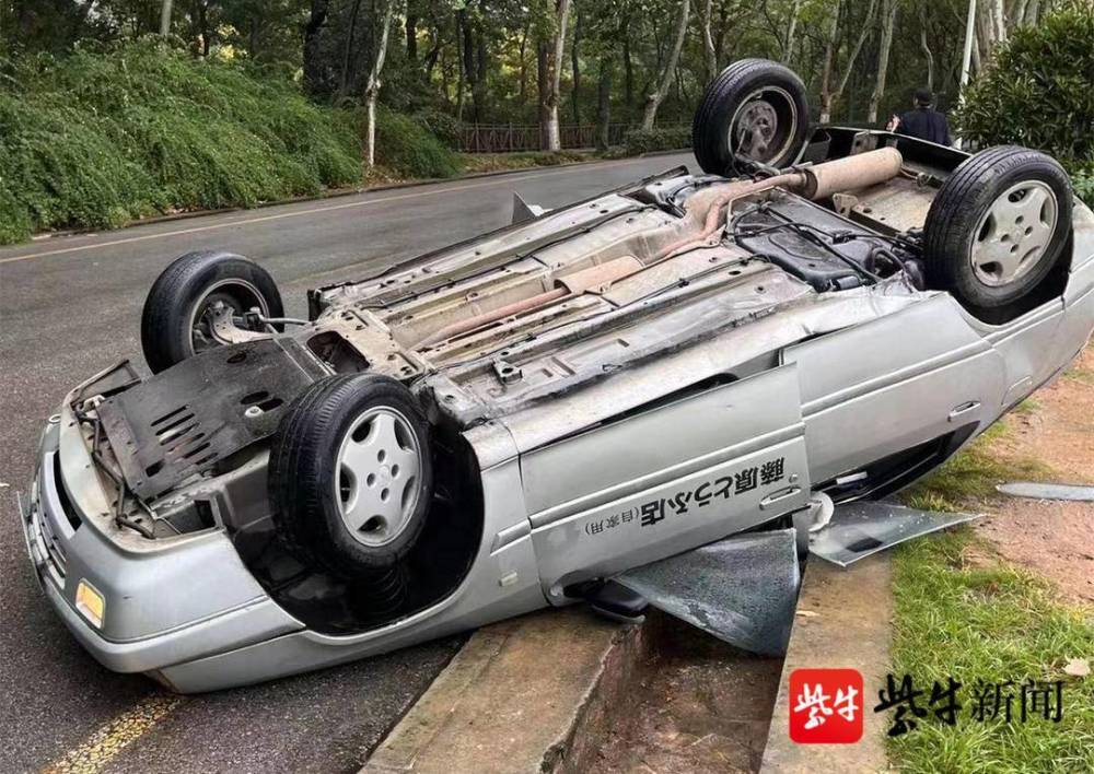 雨天路滑需减速,不然"ae86"也会翻车的_腾讯新闻