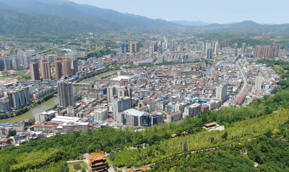 "前望凤凰飞九天,后倚龙岗做靠山",这里是三沈故里汉阴县