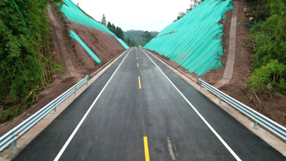 起點接現井榮路,止於火車站前,按照二級公路技術標準設計,設計速度60