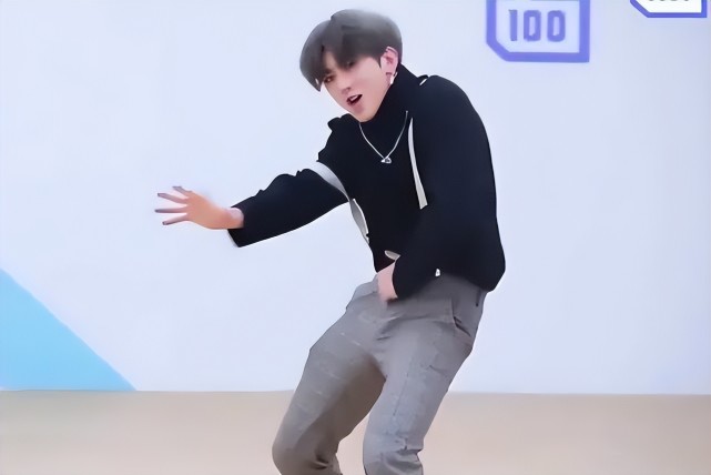 而这些正是蔡徐坤当年参加选秀节目的时候,穿背带裤打篮球的经典造型