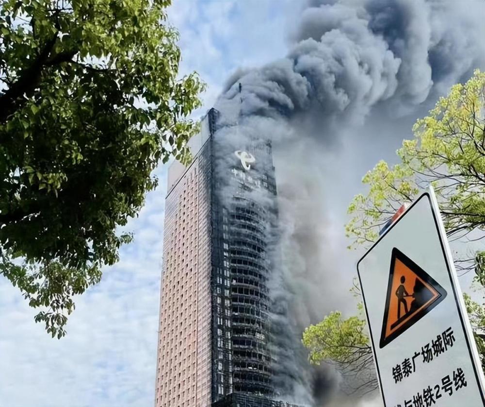 后边的快点,大家秩序都挺好的,没有拥挤,当时是大楼外部的一面起火