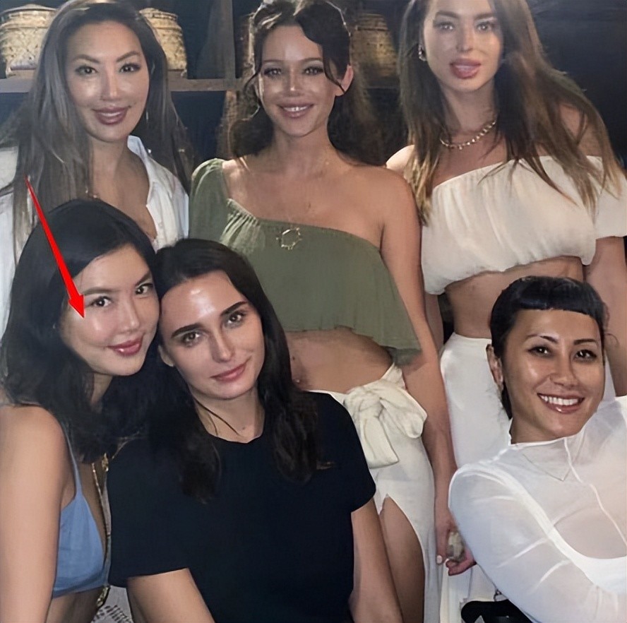 42岁乐基儿穿比基尼坐草地腰腹赘肉好明显面泛油光笑容太僵硬