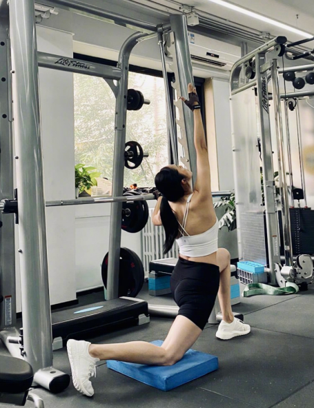 42岁姚晨健身房大秀身材!