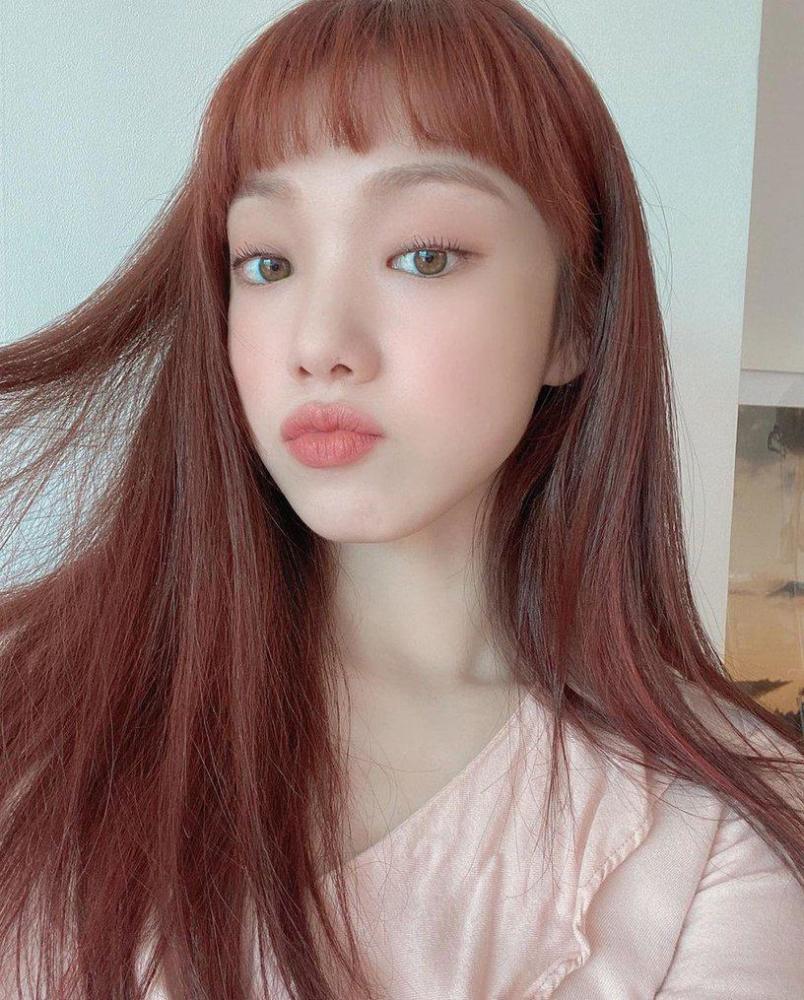 带有红色调的棕色,可以在视觉上有提升红润好气色的效果,即使素颜也不