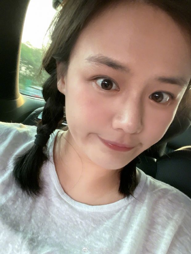 9月16日,马思纯在社交平台上晒出自己的健身日常和素颜自拍,并配文"