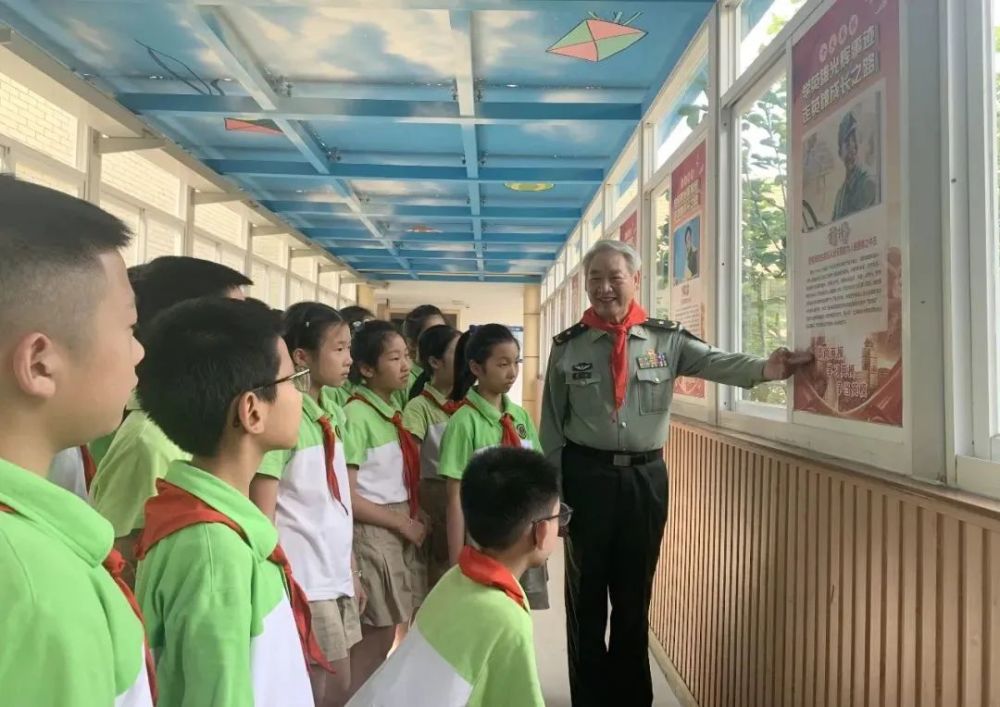 邀请龙凡将军为学生们上国防教育课▲德清县人武部邀请南大"台湾