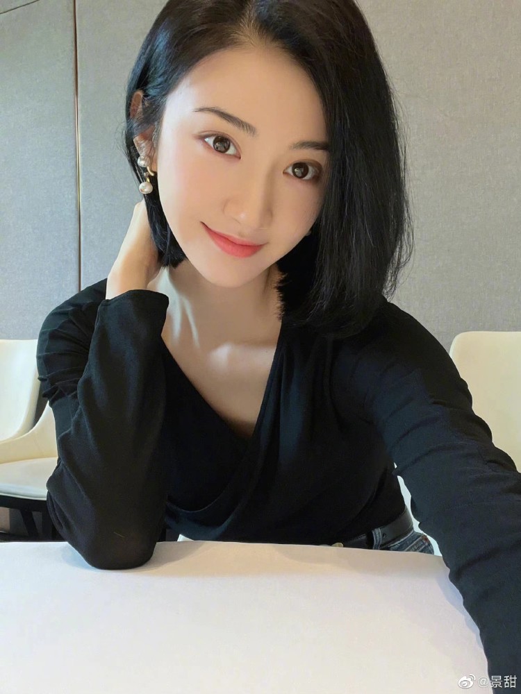 景甜换了一款披肩短发,恬静减龄又显气质!插图2