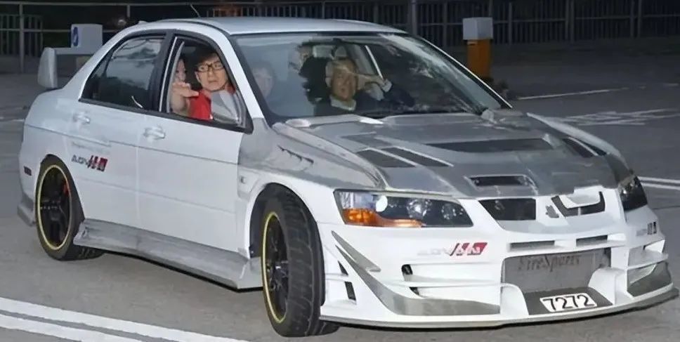 下图这款豪车以"成龙特别版evo"命名,全球限量50辆,成龙开的则是限量