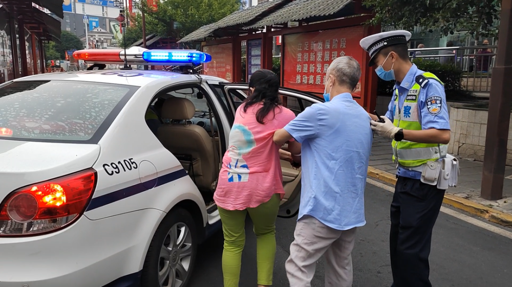 疫路上感动从未缺席警车上诞生一个小可爱母子平安疫线动态