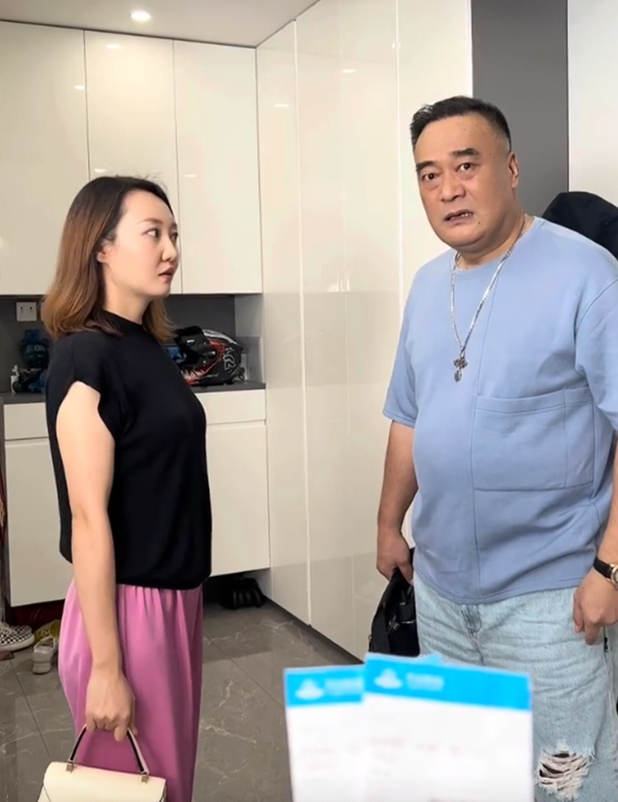 52岁王建新首次带妻子出镜!