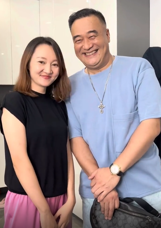 52岁王建新首次带妻子出镜!