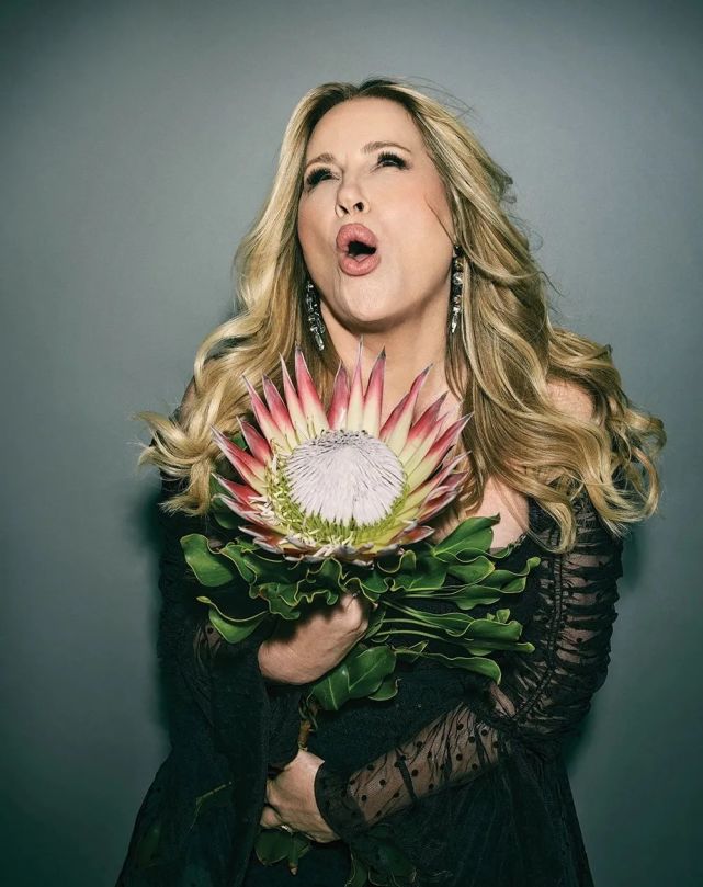 她就是经典美剧《破产姐妹》里的"苏菲"——詹妮佛·库里奇jennifer