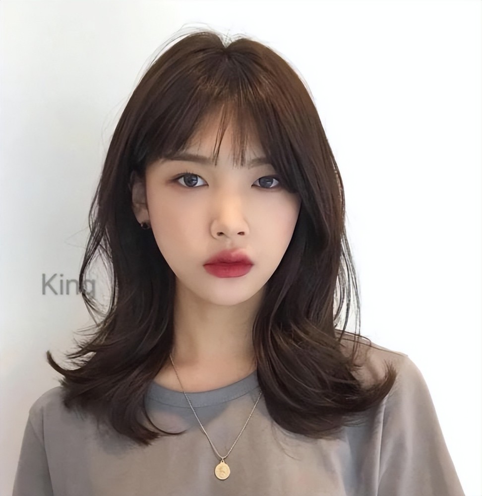 落肩烫的发型顾名思义就是,整个发型就不会显得特别累赘.