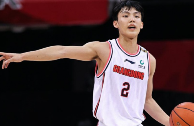 广东后卫达成5年续约,徐杰打破多重质疑,年薪仅70万却很不公平