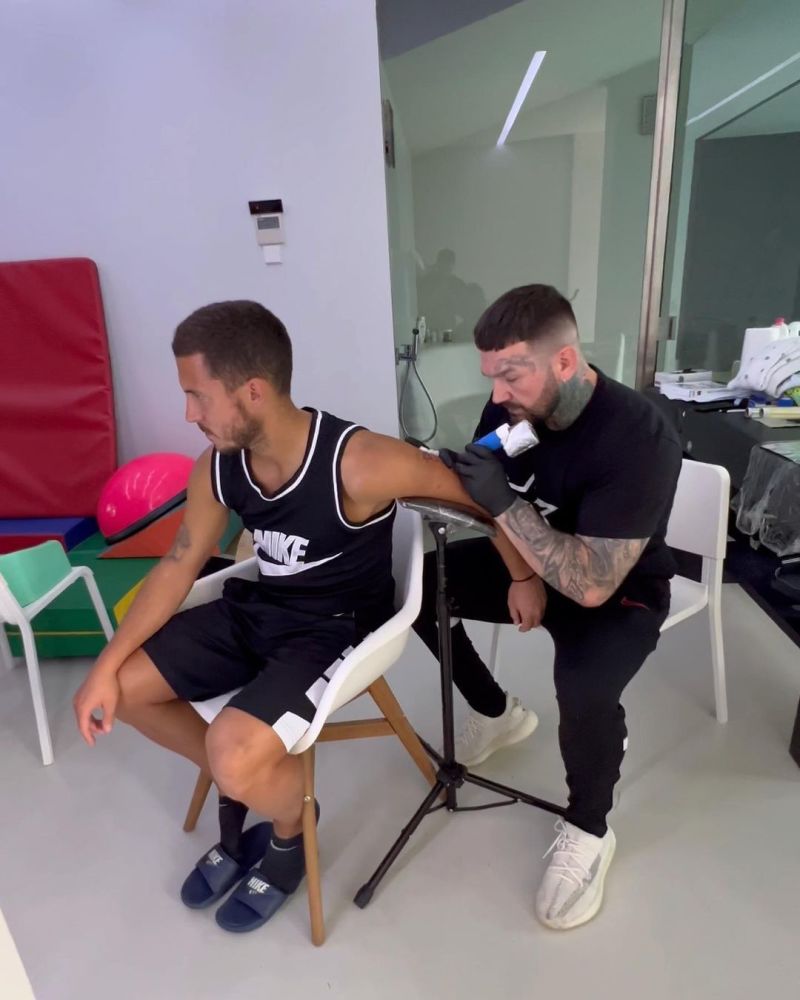 有钱任性阿扎尔豪宅一边理发一边纹身身材发福胳膊不见肌肉线条