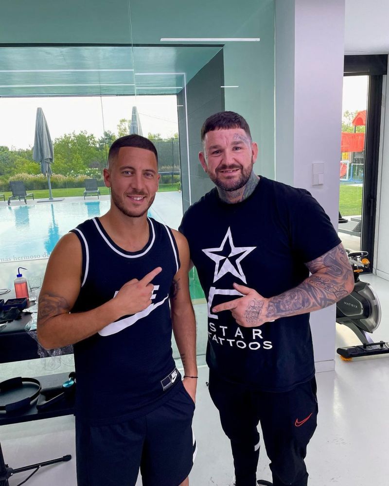 有钱任性阿扎尔豪宅一边理发一边纹身身材发福胳膊不见肌肉线条