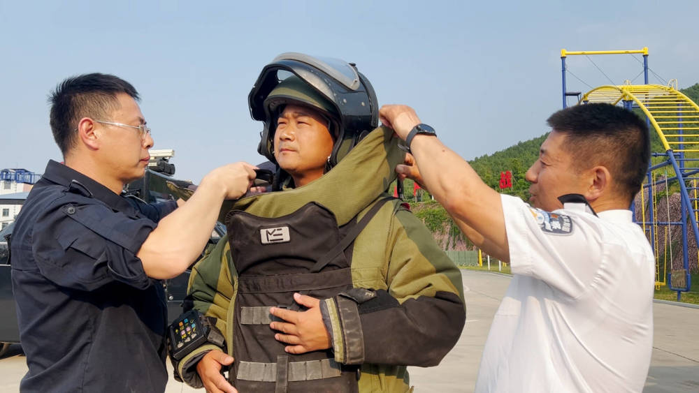 学习好人 向上向善|炸药突发爆燃 他推开战友逆行而上 排爆英雄张保国