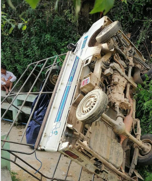 缅甸南散一辆运输茶叶的车连续两次翻进沟渠方位介词图解智力方格填空