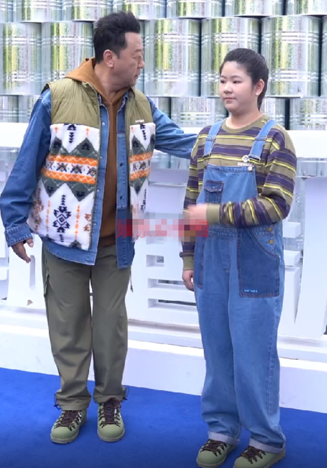 郭涛父女登台走秀!11岁女儿身材高大接近成年人,五官像哥哥石头