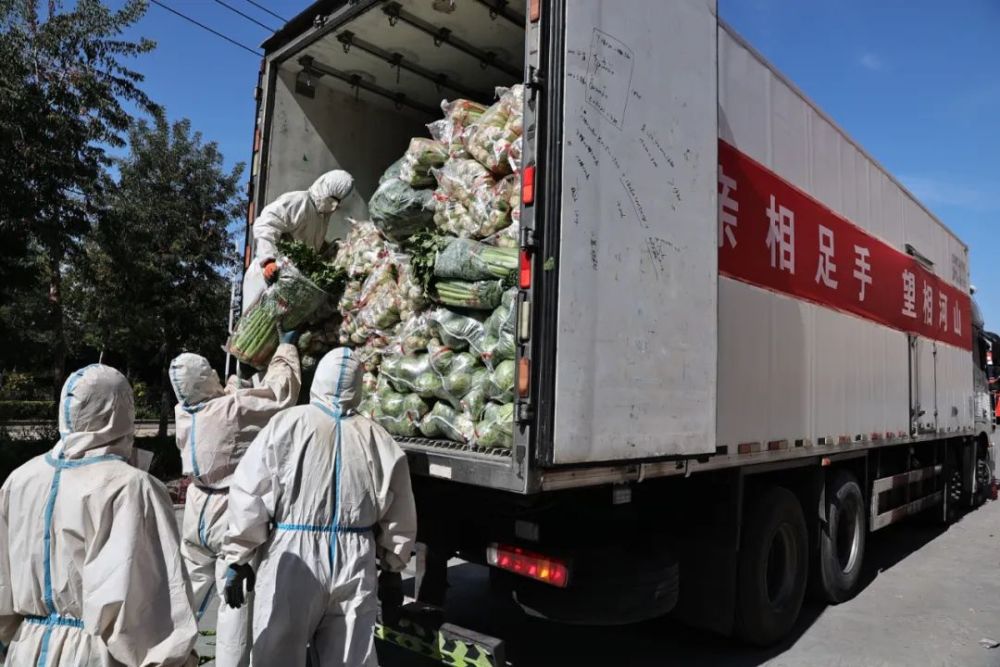 哈密市援助伊犁州46吨抗疫物资