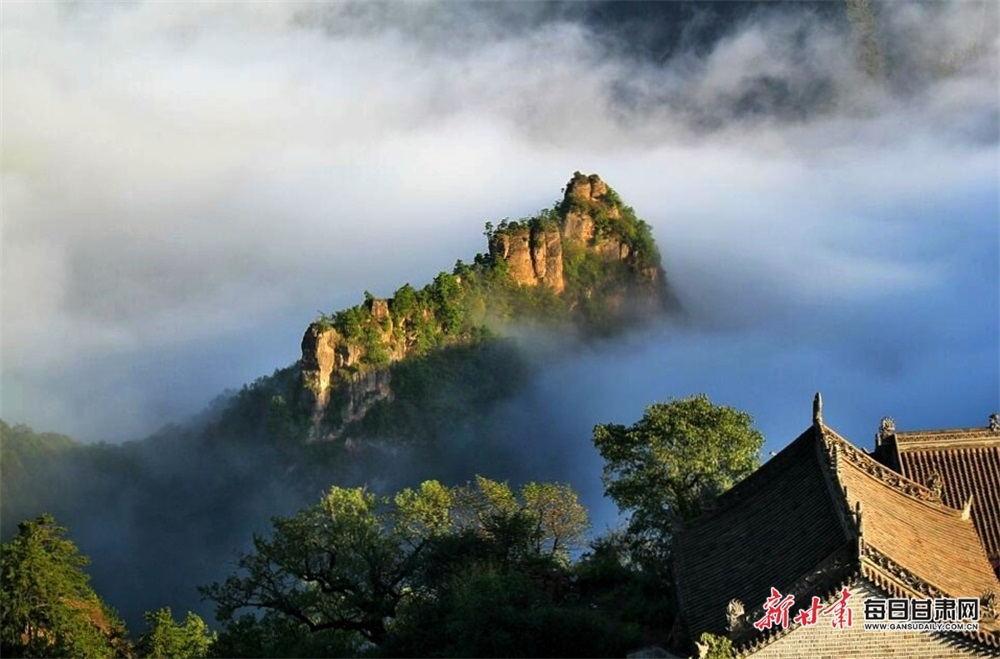 山色青茵浓墨绘峭壁巉岩云烟绕秋日崆峒山比画还美