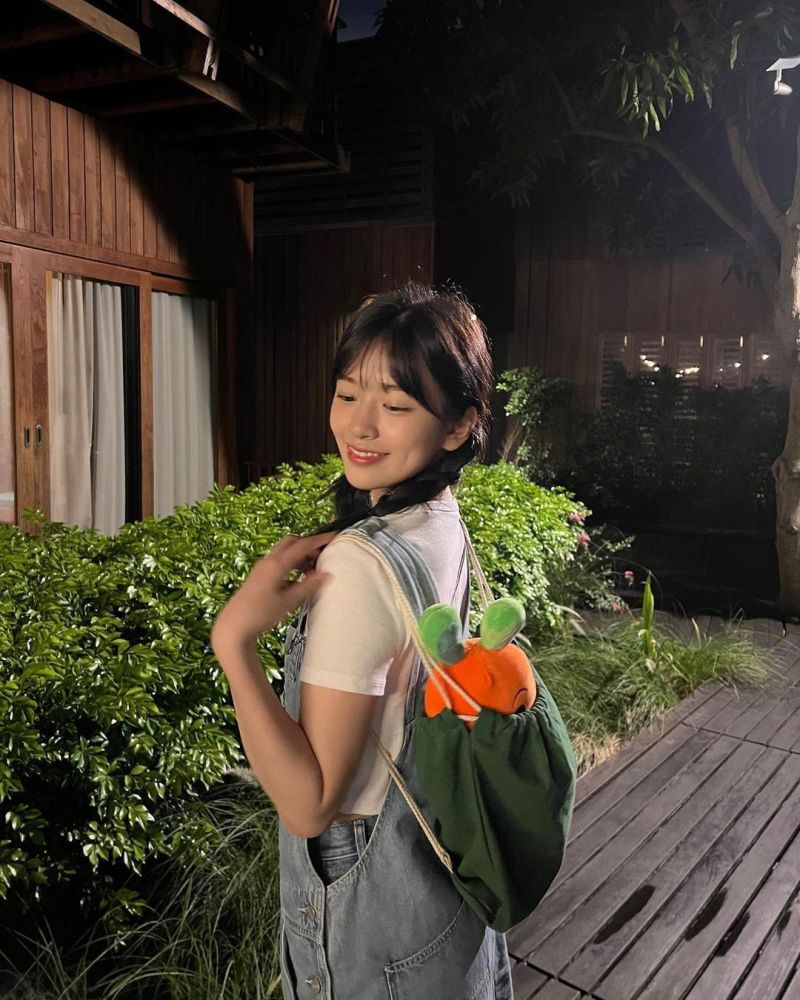 19岁ive安宥真,172厘米苗条身材,晒日常时尚穿搭,自然纯真美貌_腾讯新