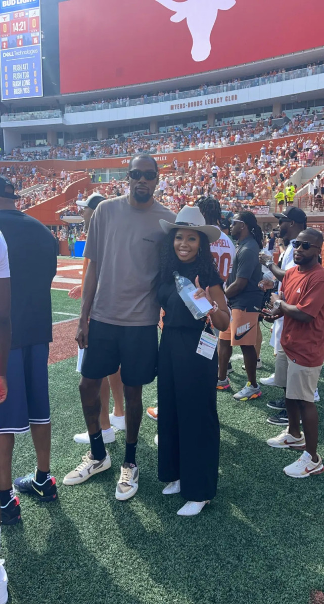 nba晚报:库兹马晒珍妮合影,老里给色情推文点赞,kd入选名人堂