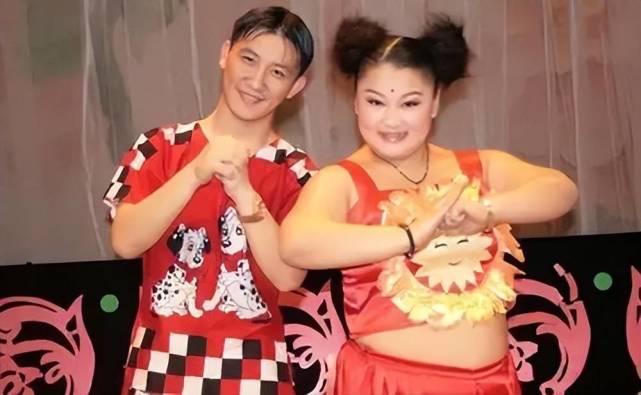 赵本山徒弟胖丫腿部抽脂后又做手臂抽脂,公开手术后照片显虚弱