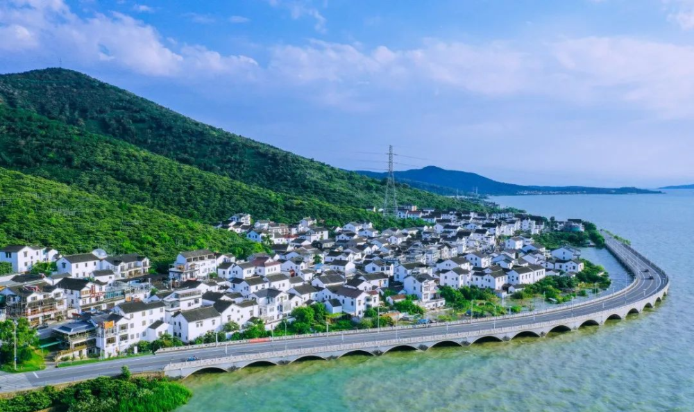 东山游客中心出发,沿环太湖1号公路骑行.