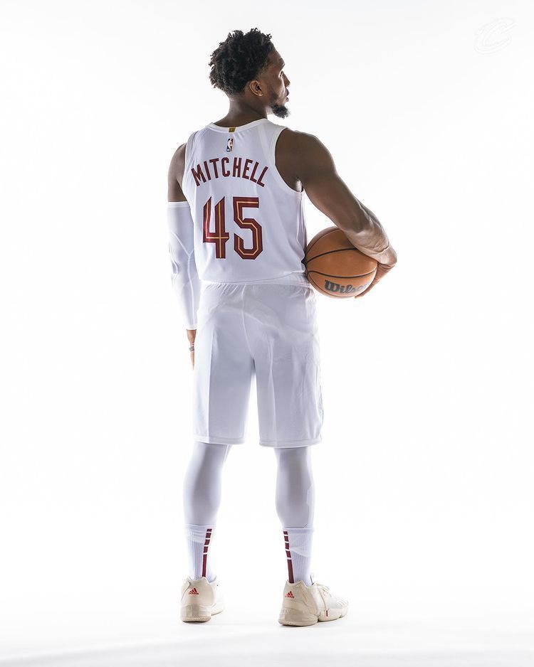米切尔骑士定妆照出炉:身披45号微笑出镜 夺冠赔率排名未进前十_腾讯