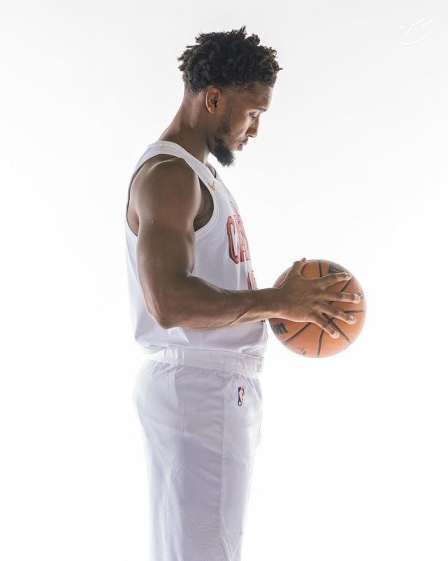 米切尔骑士定妆照出炉:身披45号微笑出镜 夺冠赔率排名未进前十