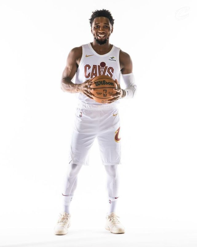 米切尔骑士定妆照出炉:身披45号微笑出镜 夺冠赔率排名未进前十