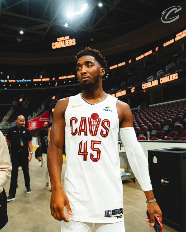 米切尔骑士定妆照出炉:身披45号微笑出镜 夺冠赔率排名未进前十