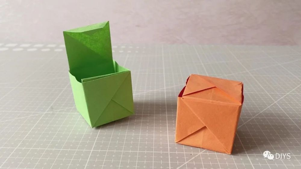手工折纸一个正方形的翻盖式收纳盒