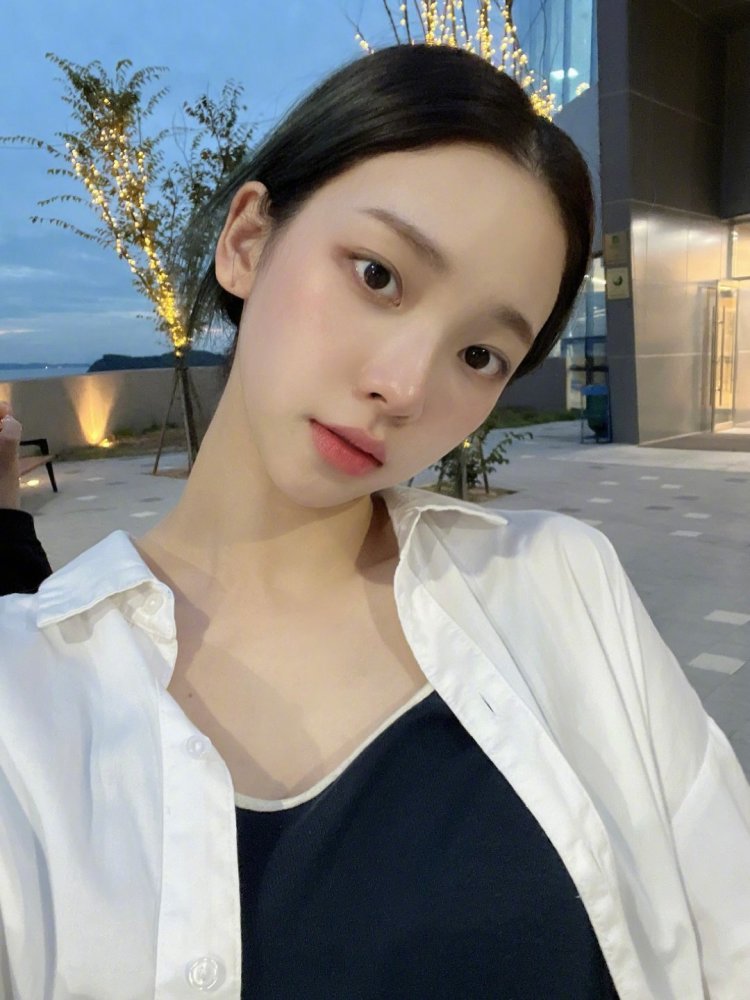 22岁韩国女星aespa柳智敏,淡妆也完美的精致五官,秀