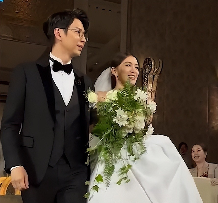 女星王思平举办婚礼,婚宴55桌戴传家宝婚戒,已结婚两年育有一女_腾讯