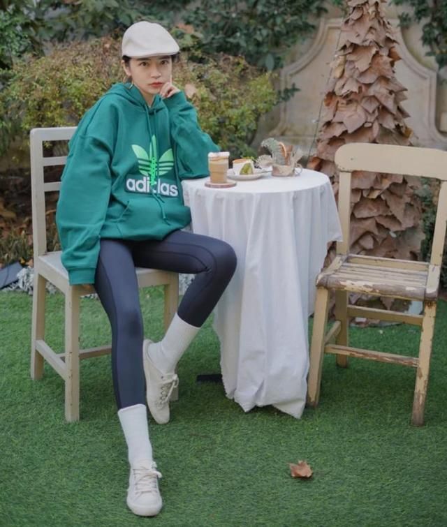 入秋后火了一种穿搭,叫"卫衣 鲨鱼裤",时髦显瘦,明星也跟风