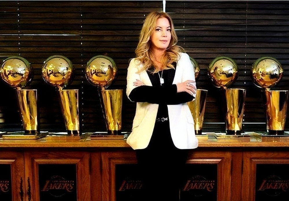 湖人美女老板珍妮-巴斯为77岁禅师庆生:教练生日快乐!_腾讯新闻