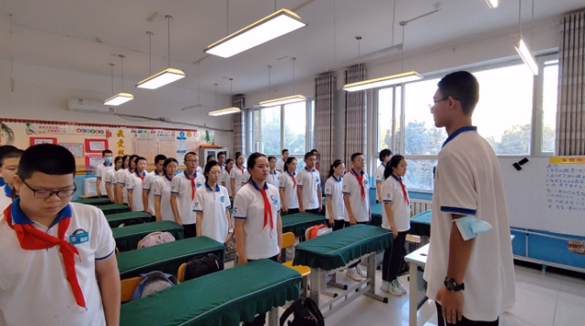 哈密市第五中学组织召开"铭记历史 勿忘国耻"主题班队会,引导学生勿忘