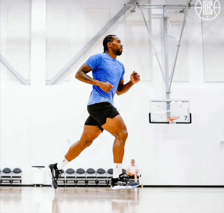 快船晒出了伦纳德最新训练照片,只看身材不看脸,你可能都猜不出这是