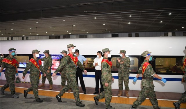 深圳龙华秋季新兵启程奔赴军营